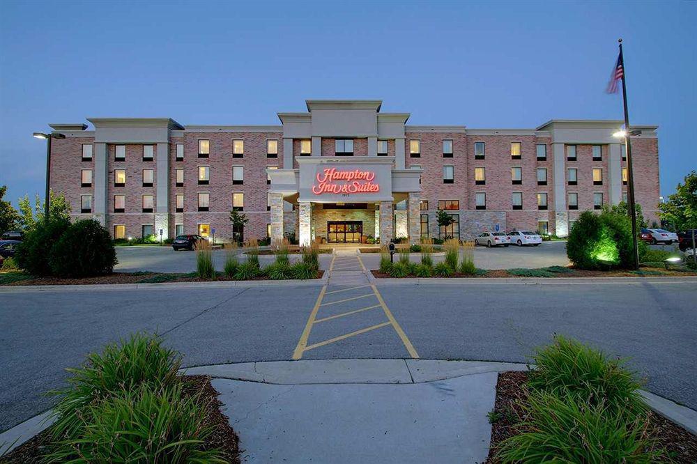 Hampton Inn & Suites West Bend Exterior photo