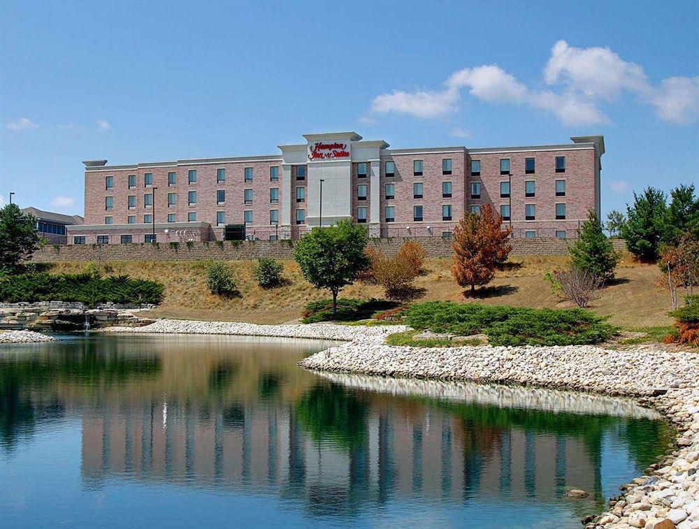 Hampton Inn & Suites West Bend Exterior photo