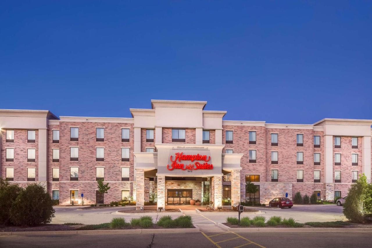 Hampton Inn & Suites West Bend Exterior photo